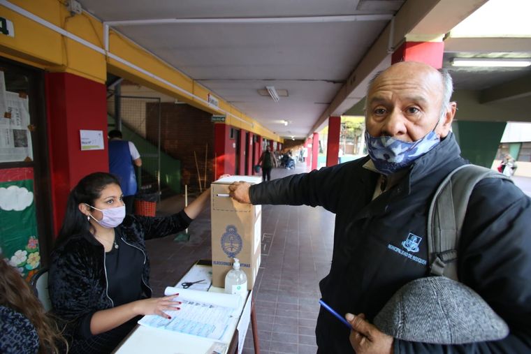 Antonio Honor, el primer votante. Foto: Maximiliano Ríos