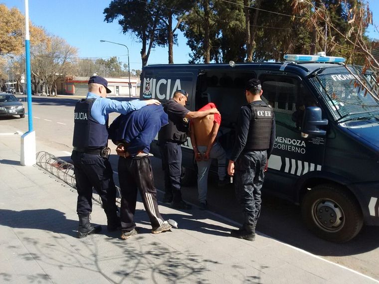 Persecución La Policía debió trabajar duro para detener a los dos prófugos. Uno tenía pedido de captura.