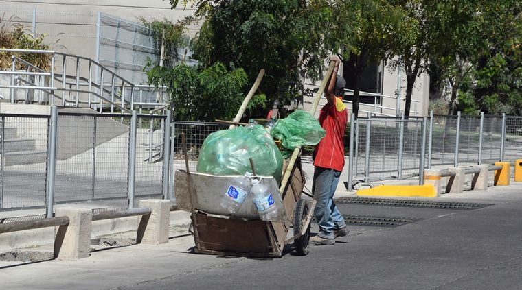 Al menos 4 de cada 10 mendocinos viven en condiciones de pobreza porque no les alcanzan los ingresos que tienen. Foto: ALF PONCE MERCADO / MDZ
