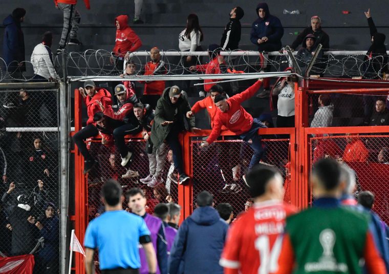 Debido a todos los incidentes, los hinchas de Independiente buscaron refugio dentro del campo de juego.