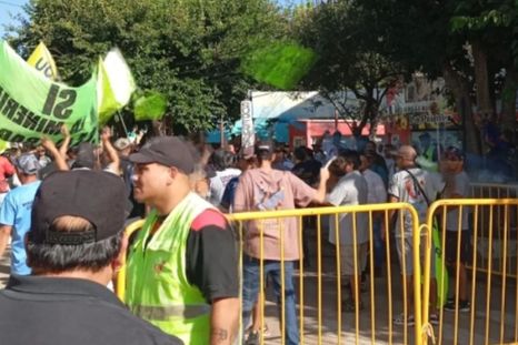 Asambleas del agua se enfrentaron con un grupo de la UOCRA. Foto: Gentileza IG @asambleaporelvalledeuspallata Asambleas del agua se enfrentaron con un grupo de la UOCRA. Foto: Gentileza IG @asambleaporelvalledeuspallata