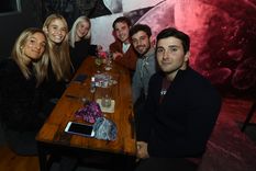 Amigos salieron a disfrutar de la noche. Foto: ALF PONCE / MDZ