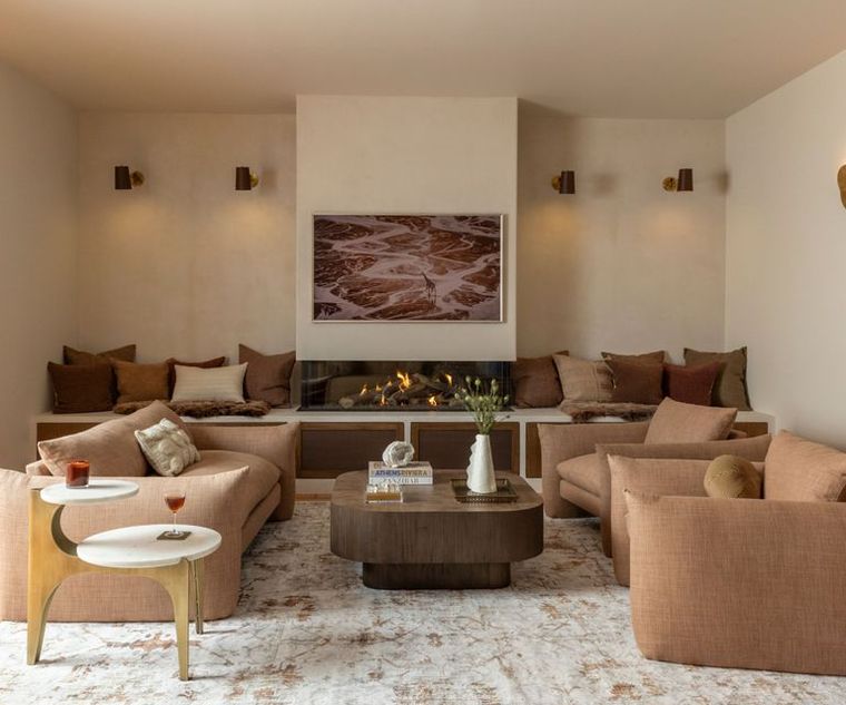 Junto a los blancos cremosos, los colores intermedios entre el marrón oscuro y el gris, y los tonos tierra aportan una calidez sutil, en lugar de blancos puros o grises fríos. Créditos: Robin Bird Interiors / Lauren Andersen / SEN Creative. Junto a los blancos cremosos, los colores intermedios entre el marrón oscuro y el gris, y los tonos tierra aportan una calidez sutil, en lugar de blancos puros o grises fríos. Créditos: Robin Bird Interiors / Lauren Andersen / SEN Creative.