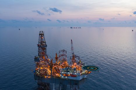 La guerra en el Golfo Pérsico sigue alterando los precios en el mercado petrolero global, aunque este martes los valores tendieron a la baja en un contexto de expectativas positivas sobre el desarrollo de los enfrentamientos. La guerra en el Golfo Pérsico sigue alterando los precios en el mercado petrolero global, aunque este martes los valores tendieron a la baja en un contexto de expectativas positivas sobre el desarrollo de los enfrentamientos.