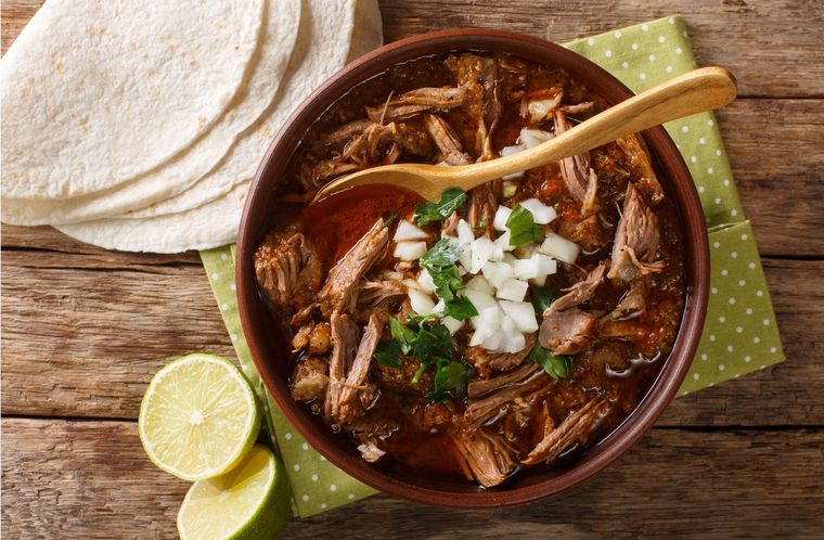 Birria de res Una receta clásica de México para sorprender a tu familia. Foto: Shutterstock