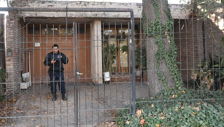 Fiscalía de Homicidios y Policía Científica trabajaron en el lugar. Foto: Walter Moreno/Mdz