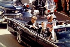 El expresidente de EE.UU. John F. Kennedy junto a su esposa, Jacqueline Kennedy, y el Gobernador de Texas, John Connally, en una caravana poco antes de su asesinato, el 22 de noviembre de 1963.