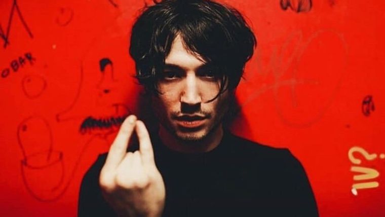 Foto: https://www.infobae.com/america/mexico/2022/06/09/ezra-miller-es-acusado-por-acoso-y-suministro-de-drogas-a-una-menor-de-edad/