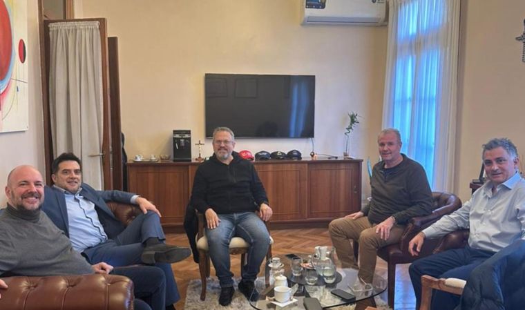 En medio de la negociación con el PRO, Patricia Bullrich se reunió con Pareja y pide prioridad para sus candidatos.