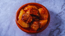 Esta receta era tradicionalmente preparada para dar energía a los trabajadores del campo en La Rioja gracias a su combinación de patatas y chorizo.