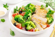 Demuestra tus habilidades culinarias preparando este exquisito pollo griego Foto: Shutterstock