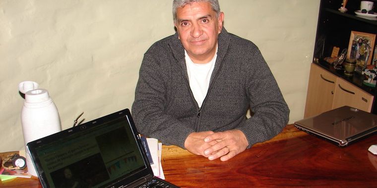 Escobar junto a la nota de Marito Vázquez. Foto: Gustavo Yañez