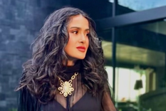 La actriz mexicana Salma Hayek mostró en un video sus trucos para maquillarse.