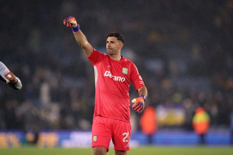 Con un Dibu Martínez estelar, el Aston Villa le ganó 2-1 al Leeds y se acerca a los puestos de Champions Con un Dibu Martínez estelar, el Aston Villa le ganó 2-1 al Leeds y se acerca a los puestos de Champions