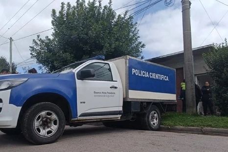 El traslado del cuerpo hallado en un  techo Foto: 0223
