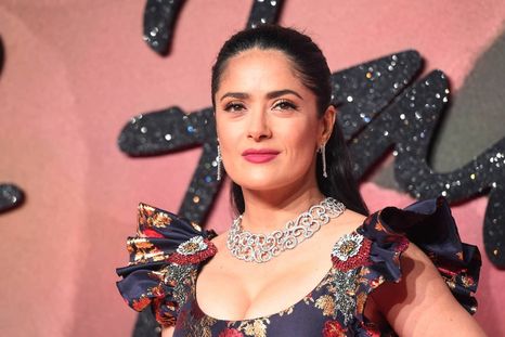 Las chicas con poca estatura están habilitadas a usar los tacones más altos, algo que Salma Hayek aprovecha al máximo. Foto: Vanitatis