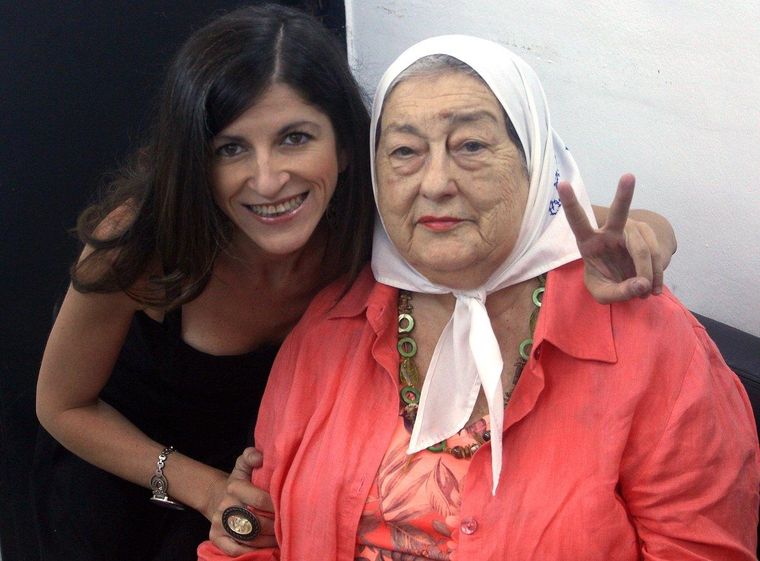 Diputada Fernanda Vallejos junto a Hebe.