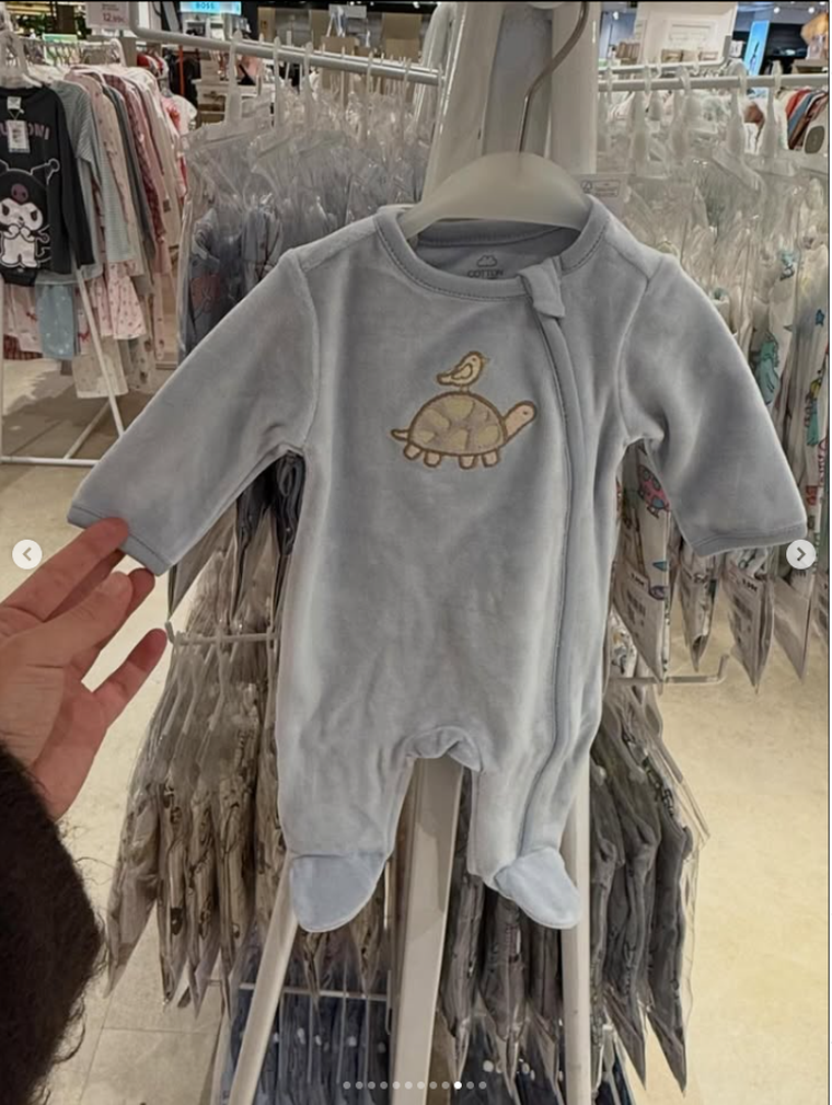 Un body azul que indicar&iacute;a la llegada de un var&oacute;n.