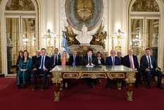 Javier Milei junto a su gabinete en Casa Rosada. Foto: Oficina del Presidente Javier Milei junto a su gabinete en Casa Rosada. Foto: Oficina del Presidente