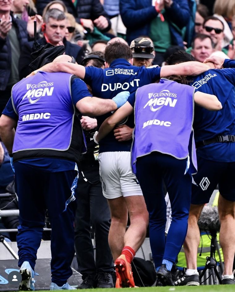 Así se retiraba el número 9 del encuentro ante Irlanda. Foto: @antoinedupont9