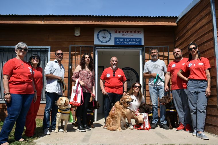 En la escuela de Ezpeleta, decenas de perros son entrenados para acompañar a personas no videntes.