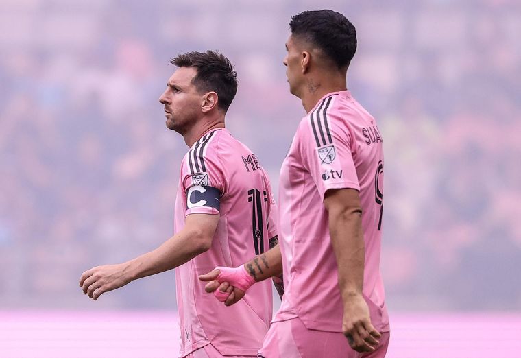 Lionel Messi, aquí con cara de pocos amigos junto a Luis Suárez, tuvo que intervenir para calmar a los hinchas de Inter Miami en medio de un clima caliente ¡cuando su equipo ganaba 2-0!.