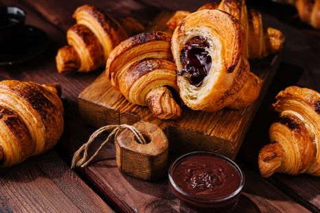 Deliciosa receta de croissants rellenas de chocolate: paso a paso para que siempre salgan perfectas.