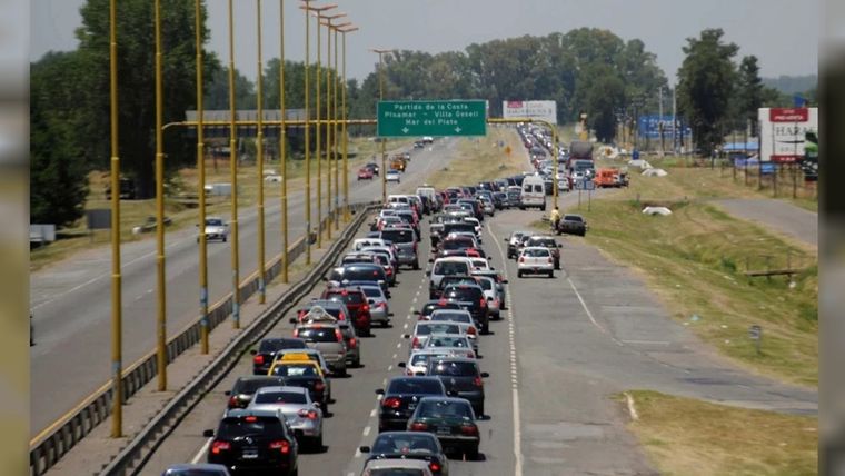 Intenso tránsito en Ruta 11 y en Autovía 2 hacia la Costa Atlántica en el inicio del fin de semana largo. Foto: NA