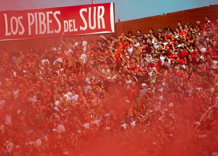 La hinchada de Independiente alienta a su equipo durante un partido frente a Lanús.