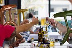 El dispositivo creado en Italia permitiría compartir una comida en lugares públicos sin riesgos de contagio