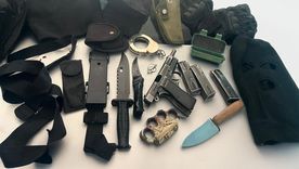 El arma reglamentaria y otros elementos que el joven aprehendido tenía en su poder. El arma reglamentaria y otros elementos que el joven aprehendido tenía en su poder.