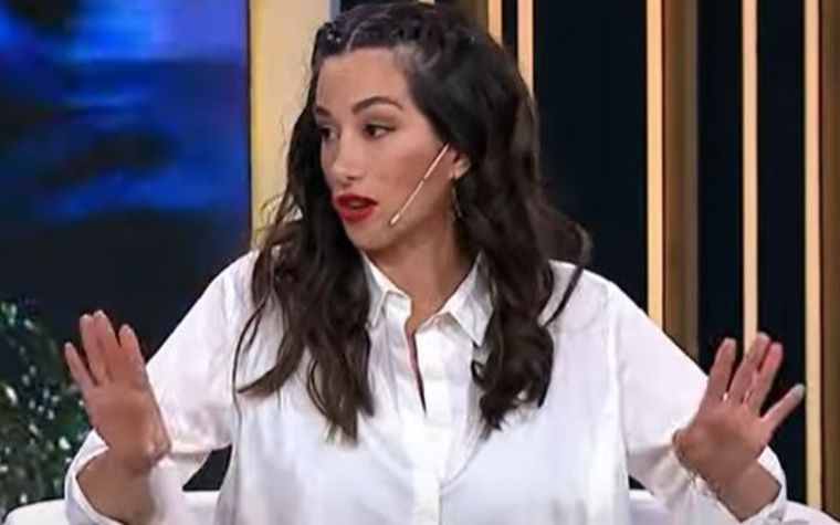 Estefi Berardi hizo enojar a Flor de la V tras sus dichos sobre las falencias de la producción de Los Profesionales de Siempre (El Nueve). Estefi Berardi hizo enojar a Flor de la V tras sus dichos sobre las falencias de la producción de Los Profesionales de Siempre (El Nueve).