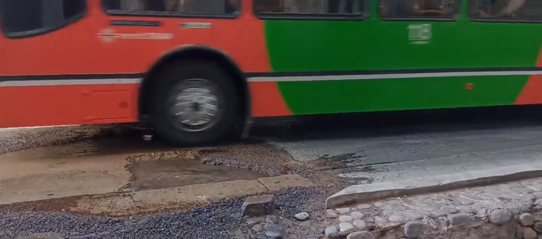 El bache en pleno centro. Foto: Captura de pantalla