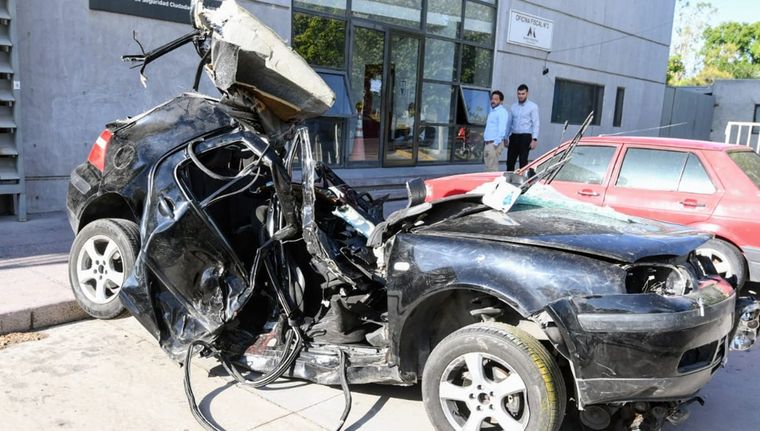 El auto quedó destruido. El accidente fue este miércoles. Foto: Alf Ponce Mercado/MDZ
