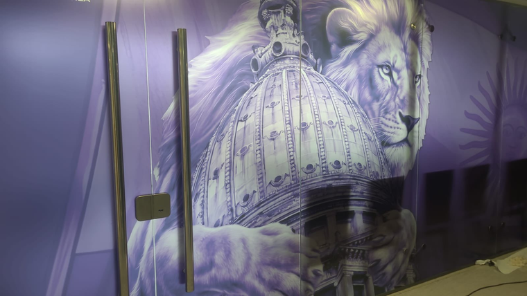 Un león violeta en el Congreso.&nbsp;
