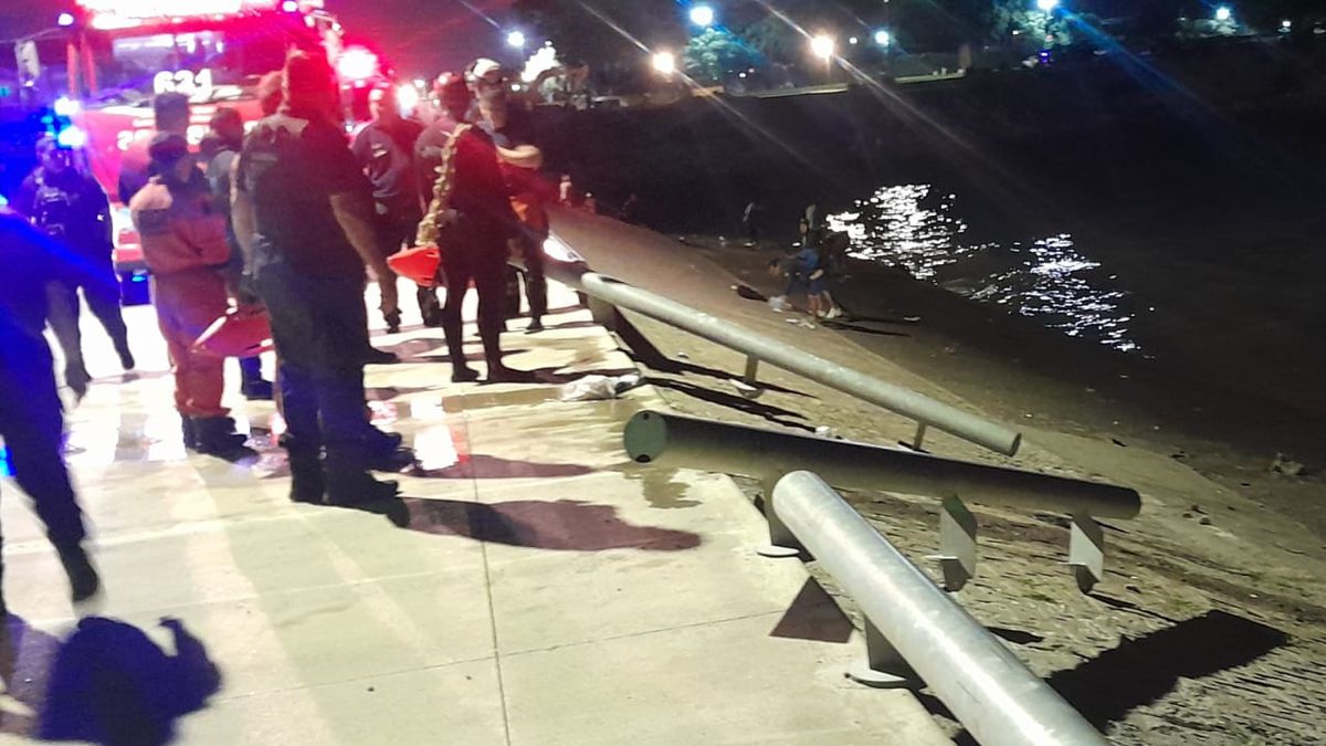 Dramático rescate en la Costanera: pescadores salvaron a una mujer y su hija tras caer al río