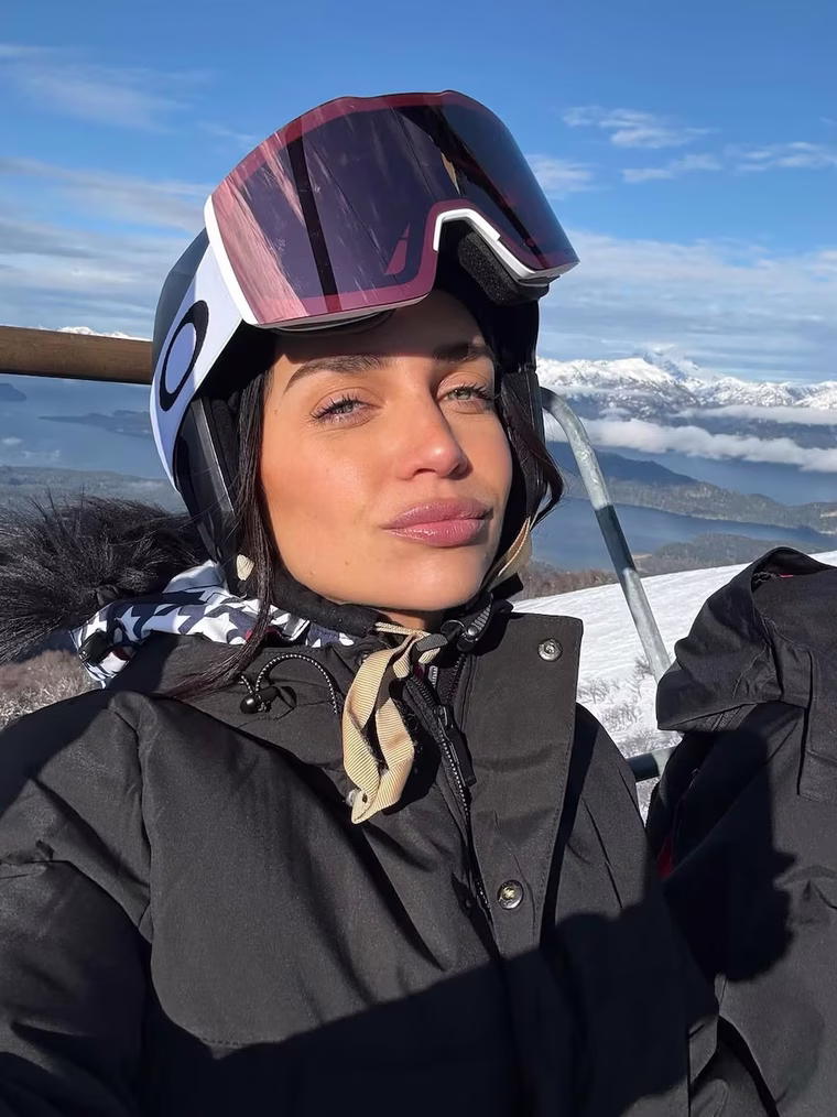 La modelo se lució entre la nieve con un mono entallado en pied de poule, campera puffer y accesorios. La modelo se lució entre la nieve con un mono entallado en pied de poule, campera puffer y accesorios.