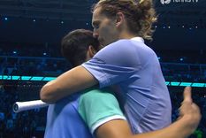 El cálido saludo en la red entre Alcaraz y el alemán. Foto: TennisTV
