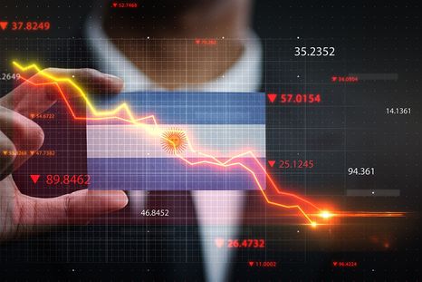 El riesgo país navega en los niveles más bajos de la gestión Milei, pero el Gobierno apuesta a que siga retrocediendo para acceder nuevamente a los mercados internacionales.