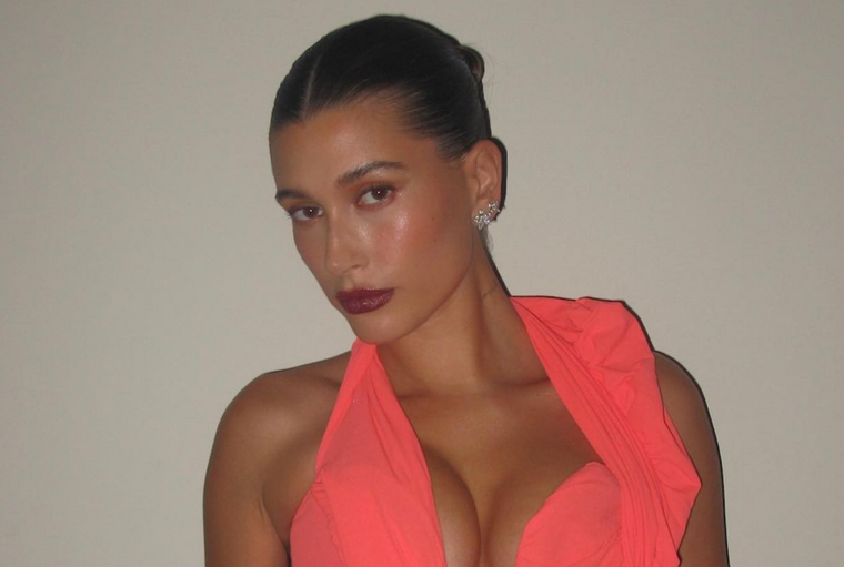 Cada vez que Hailey Bieber comparte un atuendo se vuelve tendencia en pocos minutos. Foto: instagram: haileybieber