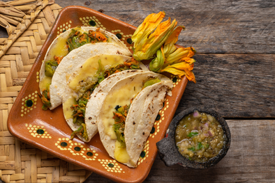 MDZol | Aunque la receta tradicional usa solo flor de calabaza y queso, en muchas regiones se agregan ingredientes como epazote, champiñones o chile poblano, dando lugar a múltiples versiones deliciosas.
