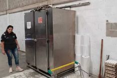 Detrás de la heladera se encuentra el cuarto donde estaban encerrados los trabajadores. Foto: Prensa UTHGRA