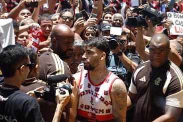 Lucas Paquetá llegó a Río de Janeiro y fue recibido por una multitud de hinchas de Flamengo.