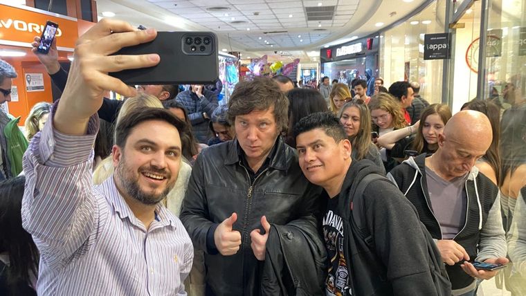 Milei y Marra hicieron una visita sorpresa al Shopping de Devoto Foto: Prensa Javier Milei