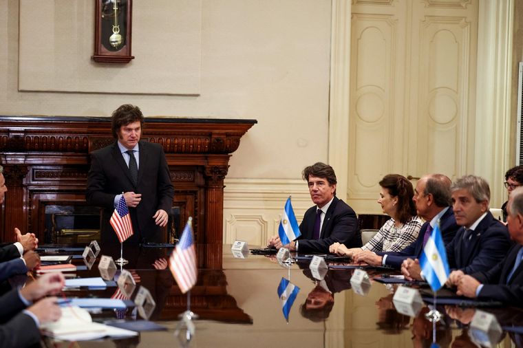 El bloque de Pichetto decidió dar de baja el pedido de sesión por el FONID, tras el encuentro en Casa Rosada Foto: NA
