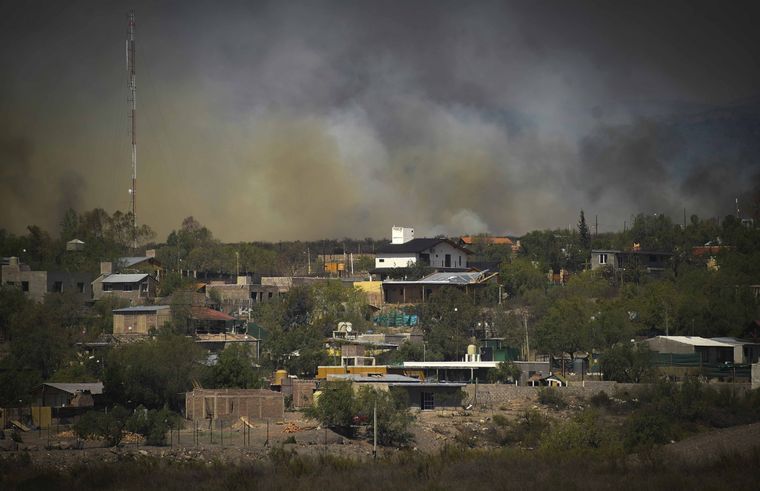 El Zonda de fines de octubre fue intenso y agravó los incendios en el pedemonte Foto: Télam