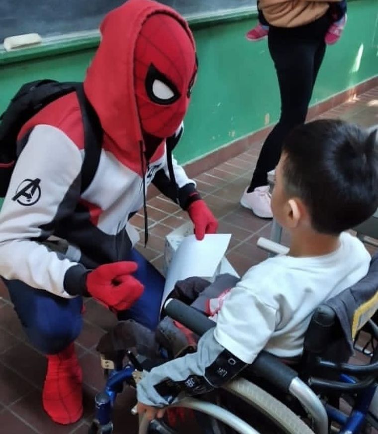 Alejandro Martínez personificando a uno de los héroes favoritos de los niños durante una jornada de intervenciones. Alejandro Martínez personificando a uno de los héroes favoritos de los niños durante una jornada de intervenciones.