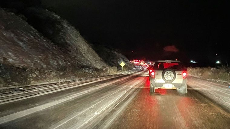Los camiones despejados en medio de la nieve en Mendoza. Foto gentileza