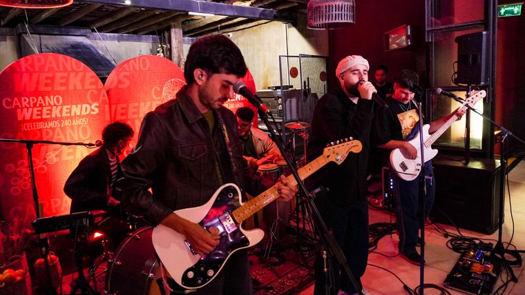 Batos ofreció un show con mucha onda. Batos ofreció un show con mucha onda.