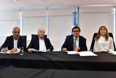 Claudio Moroni, ministro de Trabajo; Gabriela Marcello, directora de Relaciones y Regulaciones del Trabajo; Armando Cavalieri, titular del sindicato de Comercio; y Carlos Pérez, representante de la obra social del gremio. (Foto: Ministerio de Trabajo).